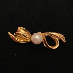 Bow shape brooch pin.